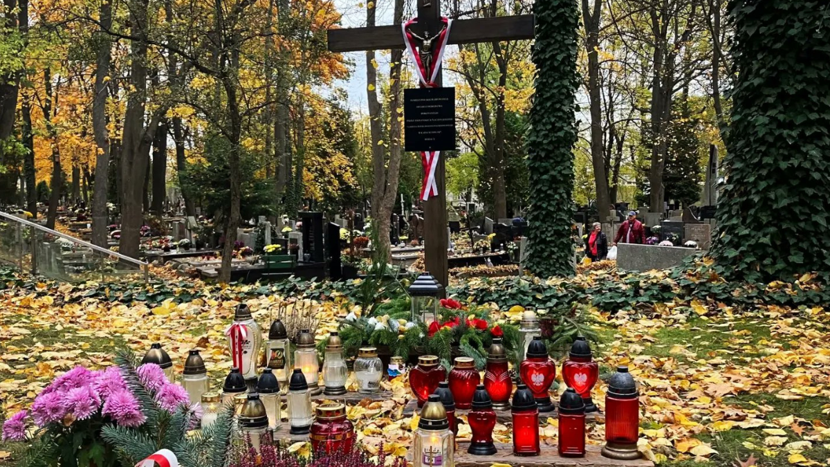 Sprzed Krzyża Wołyńskiego na Powązkach Wojskowych zniknęły zapalone znicze. Wolontariusze są w trakcie wyjaśniania sprawy. "W najbliższym czasie poinformujemy o rozwoju sytuacji"