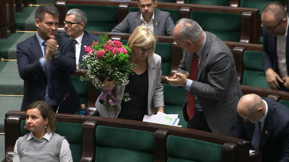 Afera wiatrakowa. Sejm obraduje na temat bezpieczeństwa i transformacji energetycznej. Paulina Henning-Kloska po wystąpieniu otrzymała...kwiaty [WIDEO]