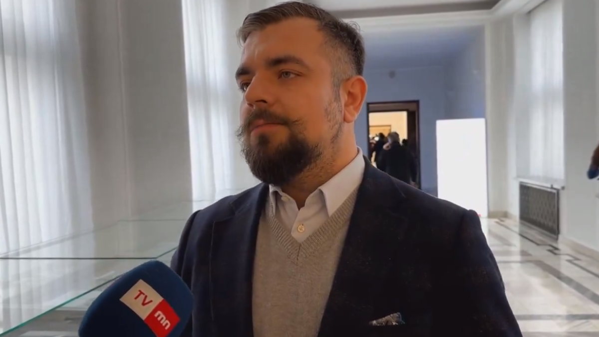 Czy Kamiński i Wąsik mogą wrócić do Sejmu? Niejasna sytuacja polityków. Urbaniak: "Nie wiemy co wydarzy się w kolejnych dniach i godzinach"