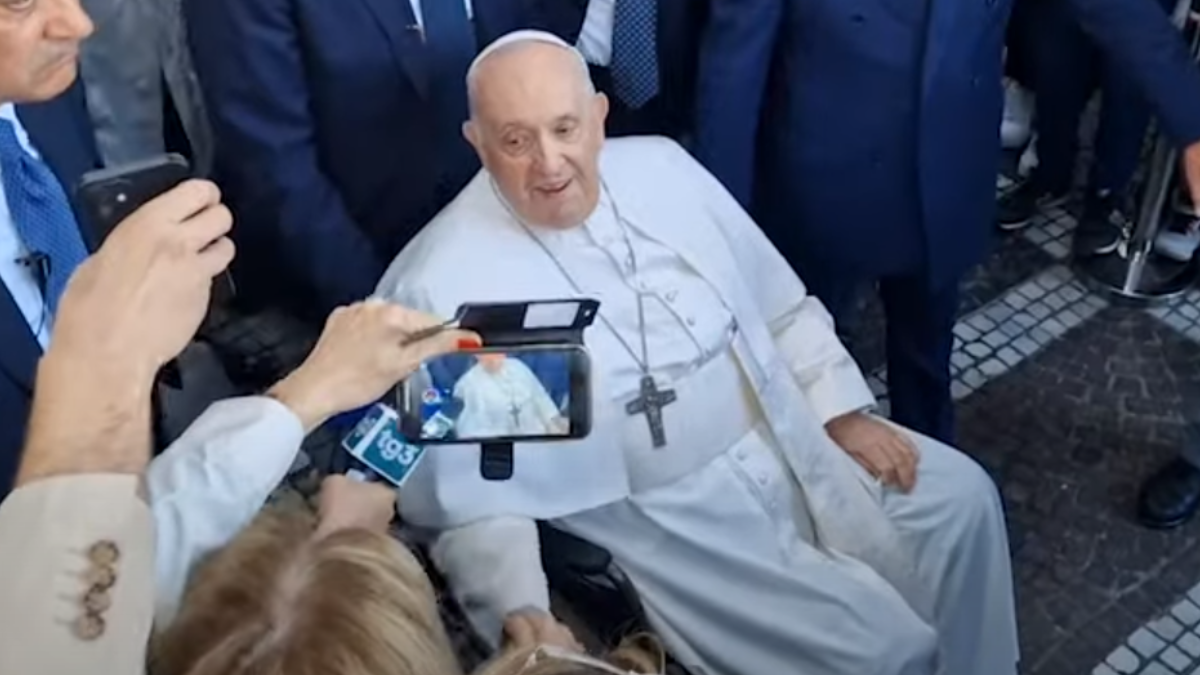 Papież Franciszek przeszedł operację brzucha. Ojciec Święty nagle przerwał swoją wypowiedź. "Mój oddech wciąż nie jest dobry"