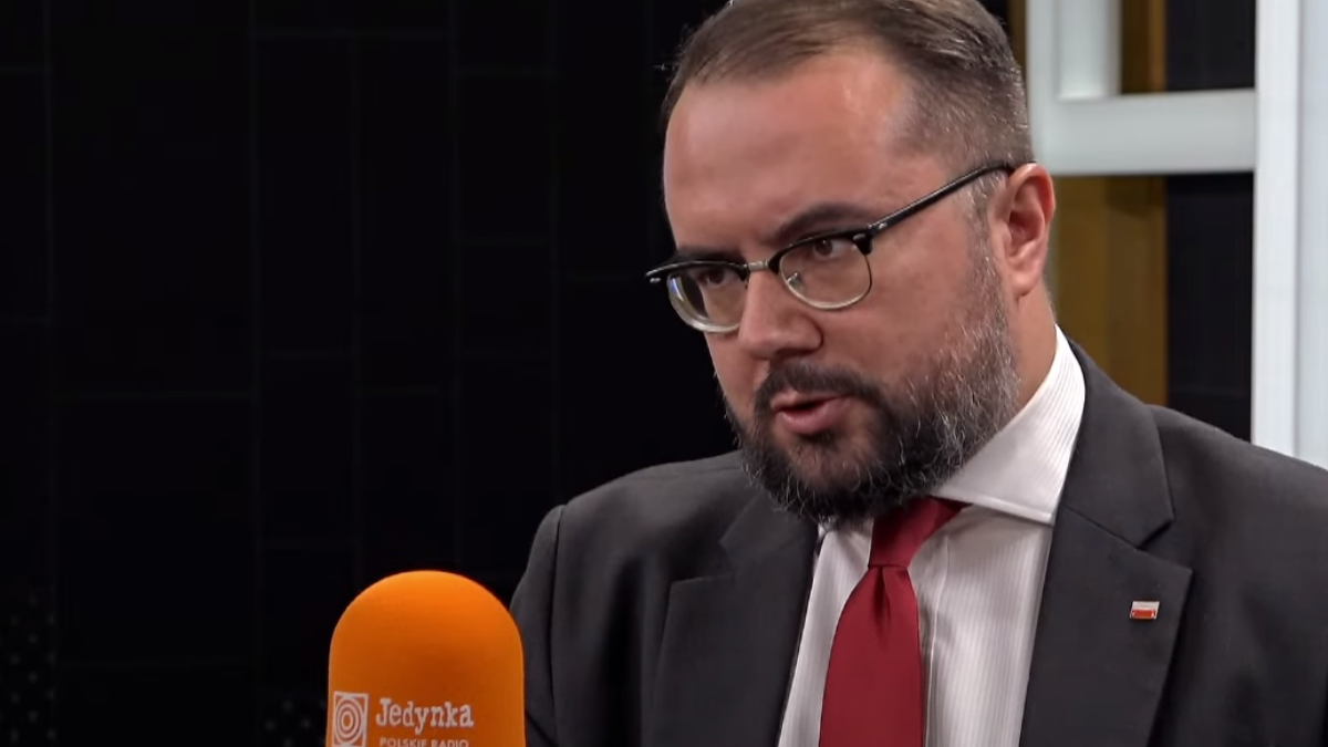 Wizyta wiceministra Pawła Jabłońskiego w Izraelu. Poleciał na konsultacje polityczne? Głównym tematem rozmów będzie bezpieczeństwo na Bliskim Wschodzie