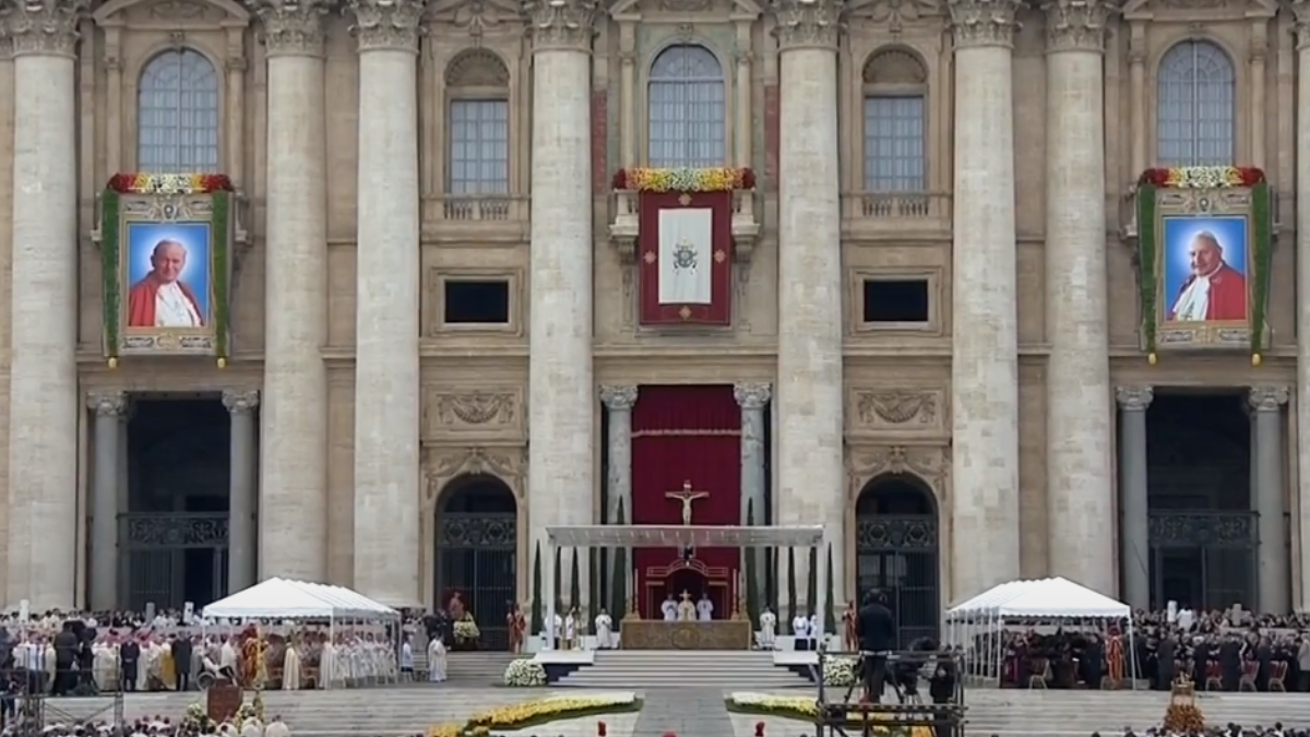 9. rocznica kanonizacji Jana Pawła II i Jana XXIII.  Historyczna msza z udziałem dwóch papieży i wielkie świadectwa o cudach. Santo Subito - głosili wierni przez wiele lat