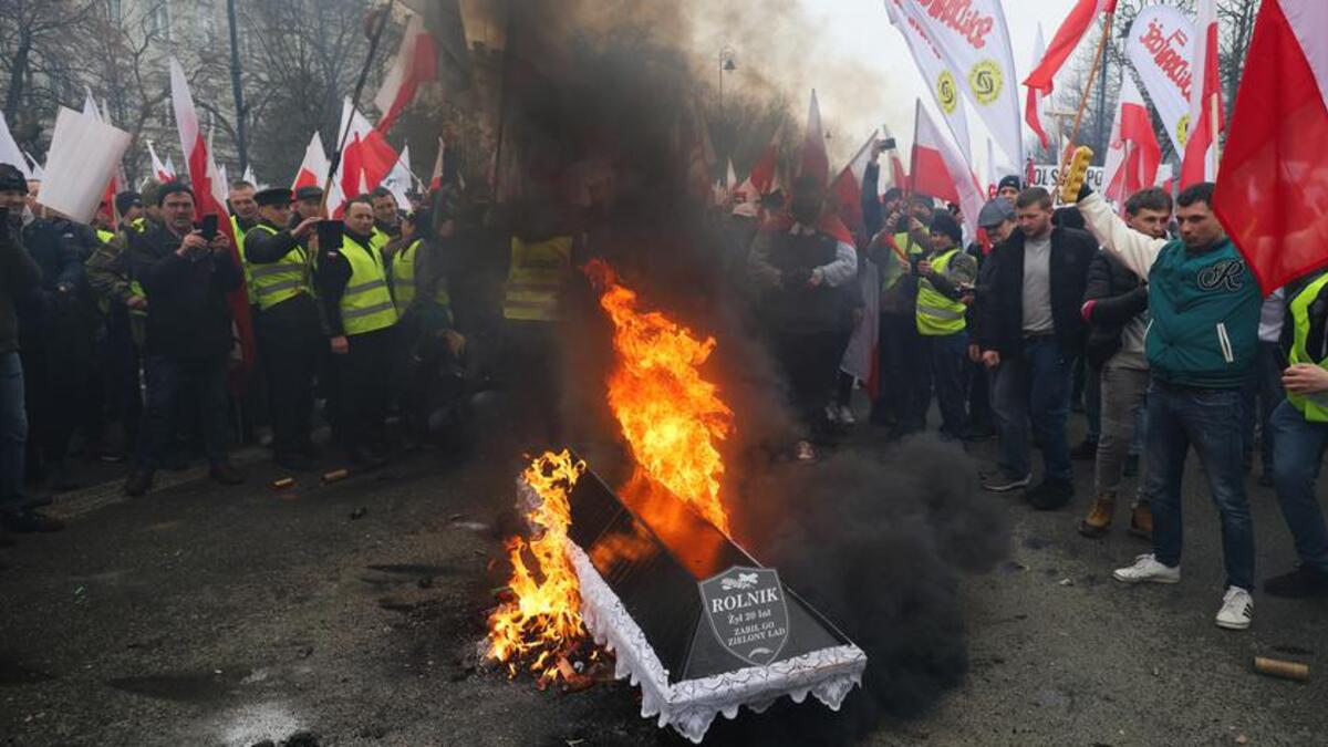 Przed kancelarią premiera spłonęła trumna. "Rolnik. Żył 20 lat. Zabił go Zielony Ład".