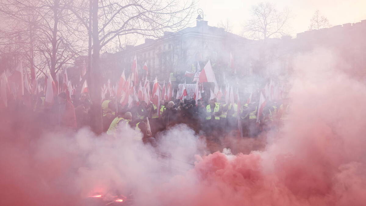 Strajk generalny. Blokowane wjazdy do Warszawy patroluje policyjny śmigłowiec