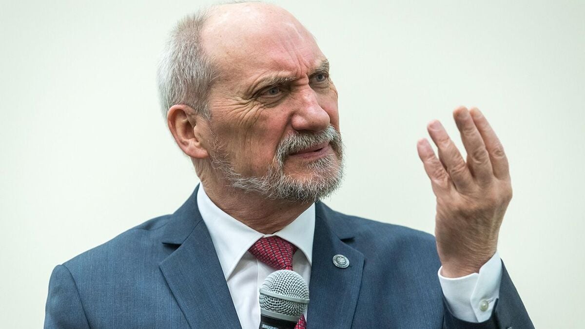 Podkomisja smoleńska rozwiązana. Macierewicz mówi o bezprawiu i zapowiada, że prace będą kontynuowane