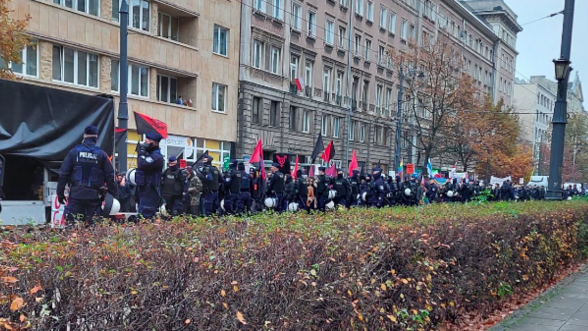 "Marsz Antyfaszystowski" w Warszawie w dzień niepodległości bez polskich flag?