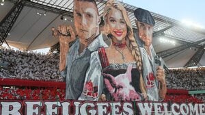 Głośna oprawa meczu. Kibice Legii zabrali głos ws. przyjmowania przez Polskę migrantów