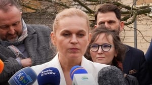 Nowa bajka MEN i minister Nowackiej będzie o... podpaskach i tamponach w toaletach dziewcząt