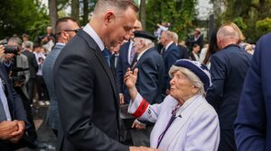 Prezydent Andrzej Duda tuż przed 79. rocznicą Powstania Warszawskiego spotkał się z jego uczestnikami.  Wręczył odznaczenia państwowe za wybitne osiągnięcia dla Polski. "To jest wasza wielka zasługa"