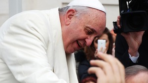 Papież Franciszek trafił do szpitala. Niepokojące informacje o jego stanie