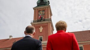 2 maja, czyli Dzień Flagi RP. Podniesienie flagi na wieży Zamku Królewskiego. Na uroczystości obecny był prezydent Andrzej Duda