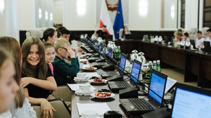 Rada ministrów przyjęła ustawę o waloryzacji 500 plus. Niecodzienne spotkanie polskiego rządu. Premier Mateusz Morawiecki zaskoczył swoich ministrów niezwykłymi gośćmi