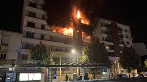 Ogromne zamieszki we Francji. Ulice i domy płoną w oku wojny gangów z policją. Wśród protestujących pojawiają się muzułmańskie wezwania "Allah Akbar"