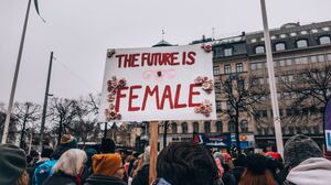 W Hiszpanii pod rządami lewicy trwa katastrofalna szarża anty-kulturowa. Feministki chcą pozbyć się nazw ulic pod patronatem świętych. Socjaliści w Barcelonie spełniają ich irracjonalne żądania