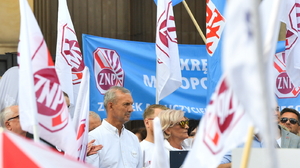 Protest nauczycieli pod siedzibą Ministerstwa Edukacji i Nauki. Związek Nauczycielstwa Polskiego domaga się kolejnych podwyżek. Wiceminister edukacji Piontkowski: "Przez ponad 7 lat systematycznie podwyższaliśmy wynagrodzenia nauczycieli"