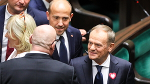 Kolejna niebezpieczna wpadka Donalda Tuska. W sieci pojawiło się nagranie jak podczas obrad korzysta z telefonu. Przypadkowo...ujawnił swój kod [WIDEO]