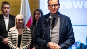 Morawiecki złamał nogę? Były Premier przewrócił się pod kościołem. "Uważajcie na siebie"