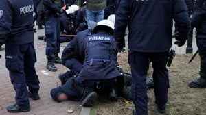 Protest rolników w Warszawie. Brutalna agresja policji wobec demonstrantów. Kwaśniewski: "Uśmiechnięta Polska używa wobec rolników gazu rozweselającego"