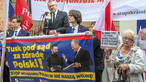 Protest Konfederacji Korony Polskiej pod Sejmem. Uczestnicy domagali się Trybunału Stanu dla Donalda Tuska. Na proteście był obecny Minister Radosław Sikorski
