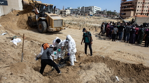 Masowe groby w Strefie Gazy. Szokujące doniesienia z kompleksu medycznego Nasser. Suleiman: "Nie wiemy, czy zostali pogrzebani żywcem czy po śmierci"