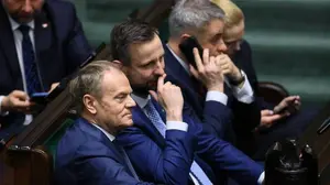 Premier Donald Tusk umacnia swoją pozycję w rządzie. Przejął część kompetencji koalicyjnych ministrów. Najbardziej zyskał tutaj Minister Finansów Andrzej Domański