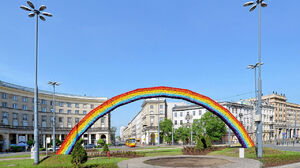 Tęcza LGBT ponownie stanie na Placu Zbawiciela? Powstał obywatelski projekt do budżetu. Termin postawienia instalacji zaplanowano na przyszły rok