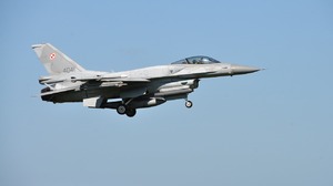 F-16 dla Ukrainy coraz bliżej. Po zgodzie Stanów Zjednoczonych, przekazanie myśliwców to kwestia miesięcy. "Nowoczesne samoloty będą w stanie złamać przewagę rosyjską"