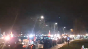 Protest rolników we Wrocławiu. Dziesiątki traktorów rozświetliły mrok miasta [WIDEO]