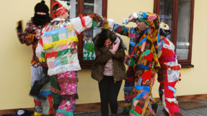 Śmigus-dyngus - Symboliczne budzenie przyrody do życia. Historia lanego poniedziałku i tradycyjne zwyczaje