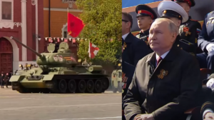 Parada wojskowa w Moskwie 2023. Zobacz jak Putin ośmieszył Rosję na oczach całego świata. "Potęga" militarna obnażona w postaci...starego czołgu [WIDEO]