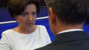 Zakłopotana minister Maląg chciała porozmawiać z mediami. Na drodze stanął oficer prowadzący? Polityk wykonała niezrozumiałe polecenie [WIDEO]