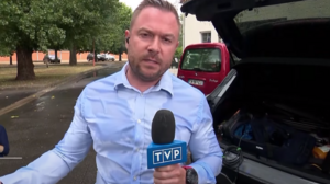 Imigranci atakują dziennikarzy. Reporter TVP został napadnięty w Paryżu. "Nagle pojawiło się dwóch zamaskowanych mężczyzn na skuterze"