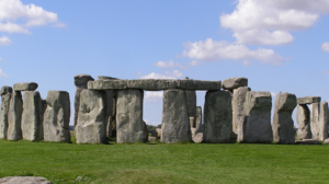 Skandaliczny akt ekoterroryzmu. Klimatyści opryskali farbą kamienie Stonehenge! Premier Sunak: "To haniebny akt wandalizmu"