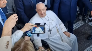 Papież Franciszek przeszedł operację brzucha. Ojciec Święty nagle przerwał swoją wypowiedź. "Mój oddech wciąż nie jest dobry"