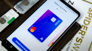 Revolut wprowadza rewolucyjne rozwiązanie. Instytucja stawia poprzeczkę tradycyjnym bankom coraz wyżej. Polacy chwalą sobie korzystanie z tej usługi bankowej