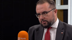 Wizyta wiceministra Pawła Jabłońskiego w Izraelu. Poleciał na konsultacje polityczne? Głównym tematem rozmów będzie bezpieczeństwo na Bliskim Wschodzie