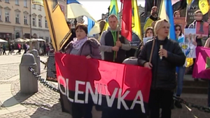 W Krakowie odbył się protest Ukraińców. Widoczne są banderowskie barwy