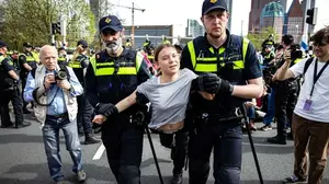 Greta Thunberg w rękach holenderskiej policji. Blokowanie autostady udaremnione przez funkcjonariuszy