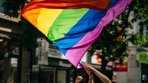 Mieszkańcy Westlock nie chcą flag LGBT. Burmistrz kanadyjskiego miasta nie zgadza się z wolą obywateli. Prawo zakazuje mu autorytarnych działań