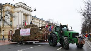 Trwa protest rolników. Słomiany abrams już pod kancelarią premiera