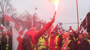 „Precz z eurokołchozem”. „Precz z ekoterroryzmem”. Rolnicy zapowiadają, że się nie cofną