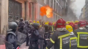 Strażaci użyli przeciwko policji ognia. Strajk w Hiszpanii przybrał gwałtowny obrót