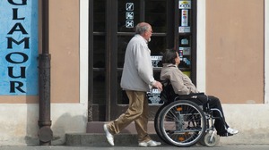 Osoby poruszające się na wózku inwalidzkim potrzebują wsparcia. Z pomocą przychodzi asystent osobisty osoby niepełnosprawnej - kim jest i jak może pomóc? Jak ubiegać się o usługi asystenckie?