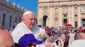 Papież Franciszek po raz pierwszy odwiedza studio telewizji