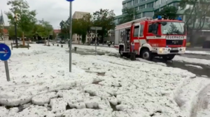 Katastrofalna nawałnica z gradem paraliżuje Reutlingen w Niemczech