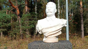 Skandaliczna wystawa w Miednoje: Popiersia Stalina i Dzierżyńskiego obok polskiego cmentarza