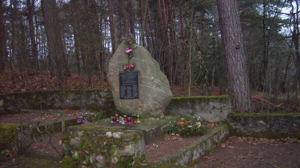 Na Białorusi doszło do kolejnej dewastacji pomnika polskich bohaterów. Skradziono tablicę z cmentarza we wsi Worziany
