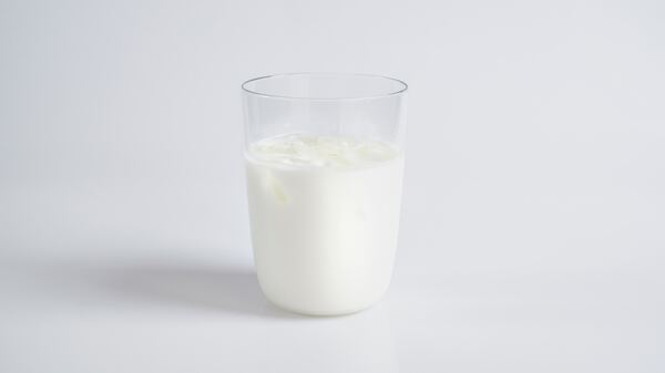 Coraz niższe ceny mleka. Hodowcy domagają się dopłat. "Żądamy, aby rząd i Komisja Europejska wydały środki na dopłaty w wysokości 50 gr do litra mleka"