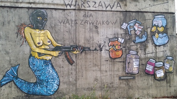 Naprzeciwko Muzeum Sztuki Nowoczesnej można zobaczyć antyimigranckie graffiti. Kto za tym stoi?