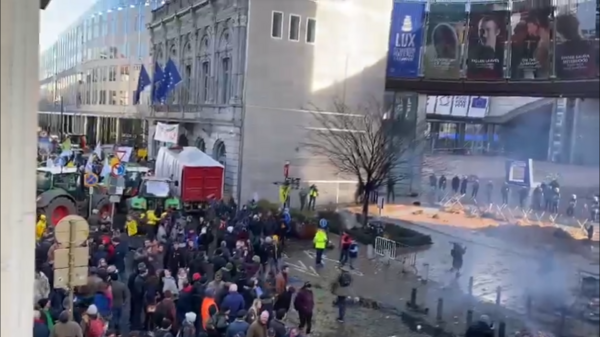 Gniew europejskich rolników dociera do Brukseli. Protestują podczas szczytu UE